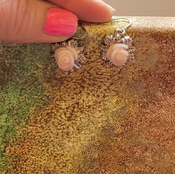 Pale pink and silver tone flower earrings - Picture 6 of 9